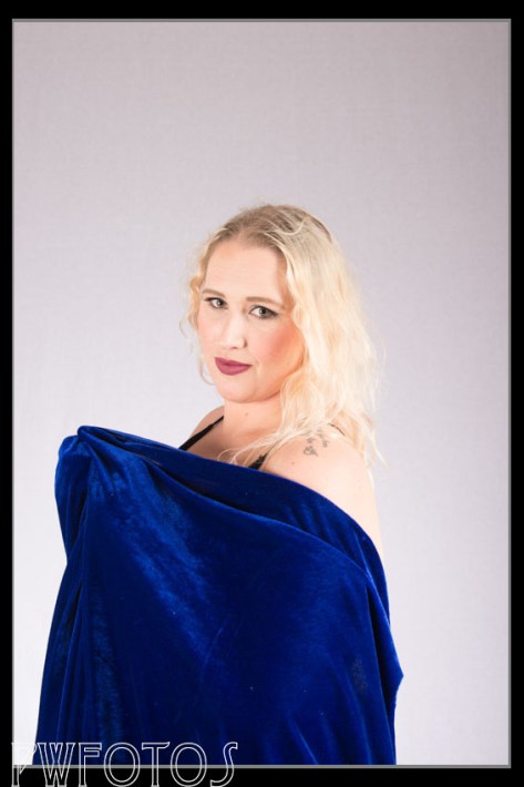 Kari in rich velvet fabric